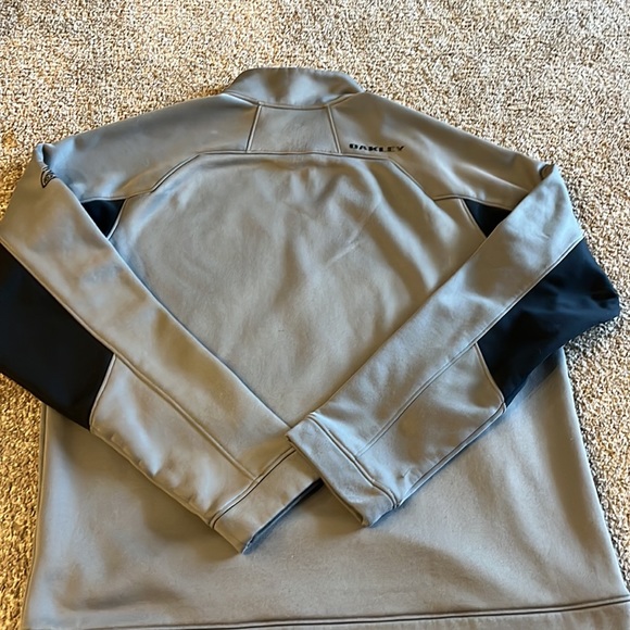 Excellent preowned condition. Made by Oakley in a size large. - Picture 7 of 8